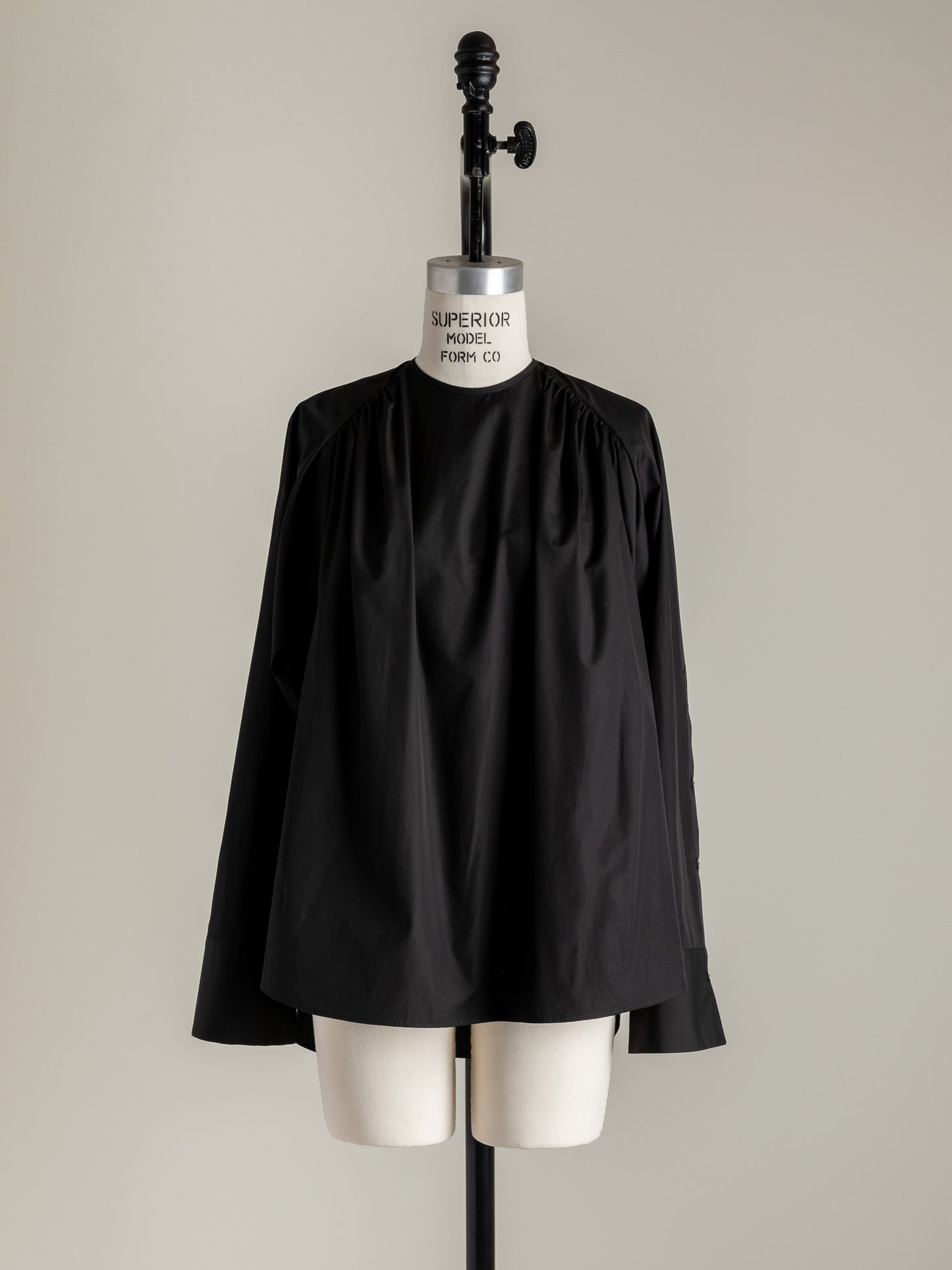 【予約販売】Hope / deres thomas maison cotton drape blouse (BLACK/OFF-WHITE)