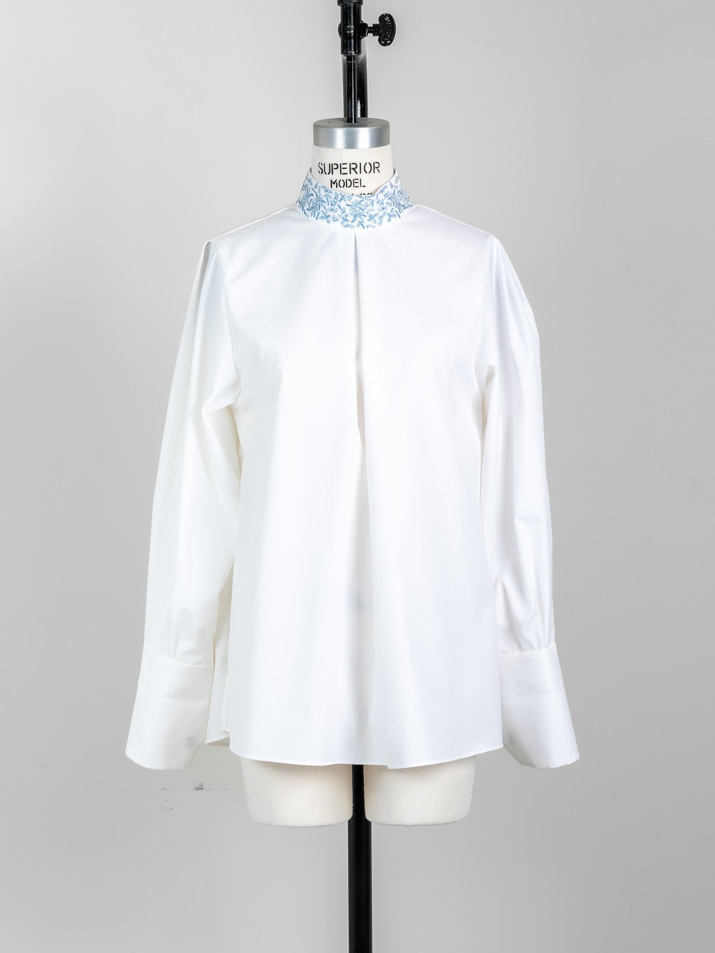 Valentina / blooming embroidery blouse (NAVY×NAVY / WHITE×SMORKY BLUE)