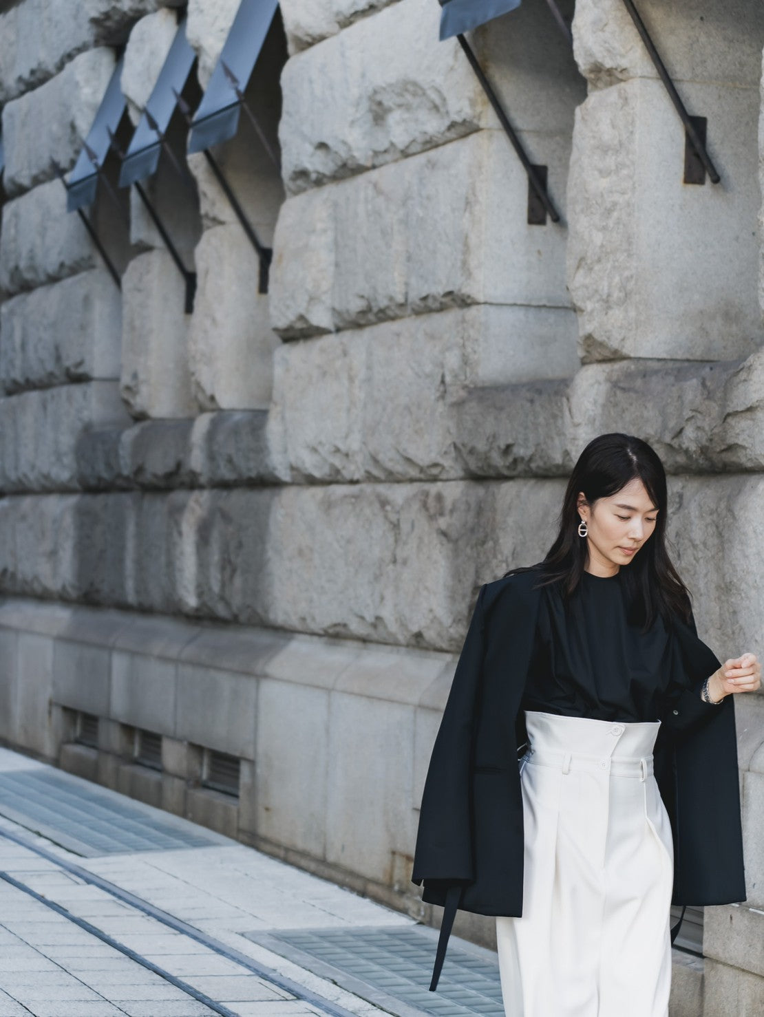 【予約販売】Hope / deres thomas maison cotton drape blouse (BLACK/OFF-WHITE)