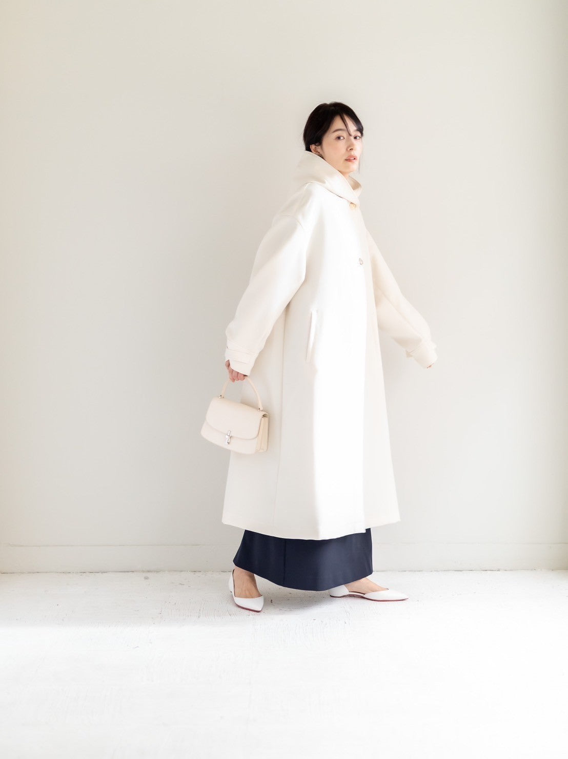 Irene / switch neck feather long coat (perl/midnight/noir)