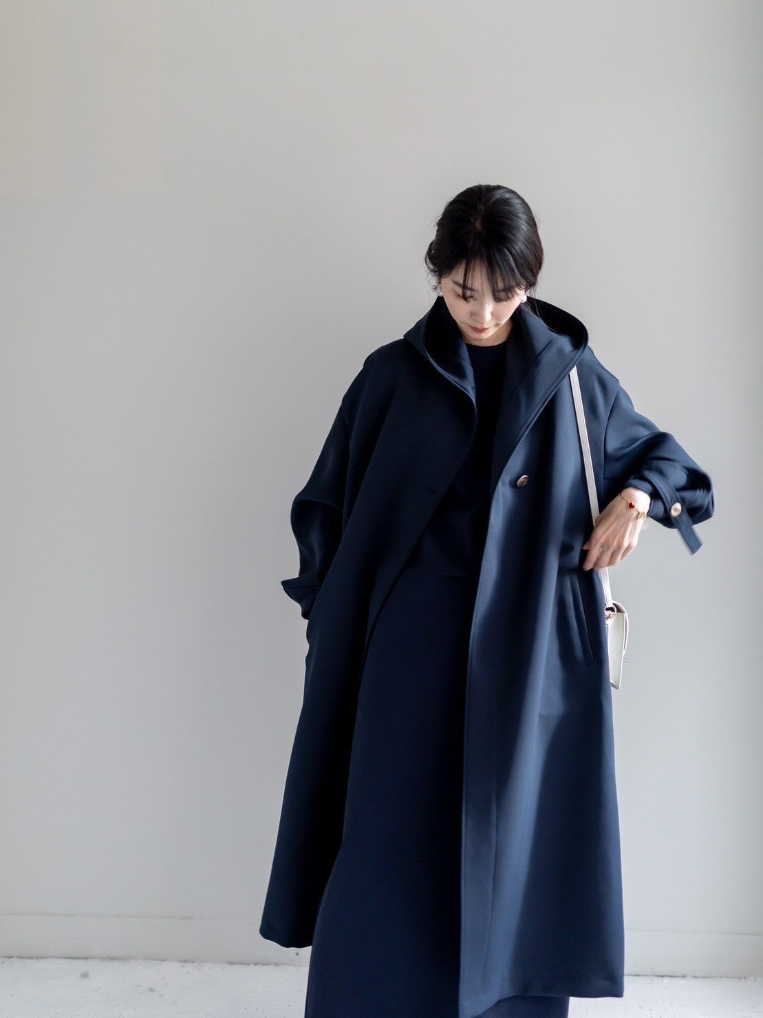 Irene / switch neck feather long coat (perl/midnight/noir)