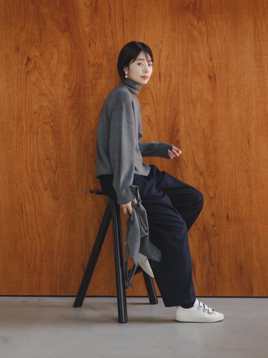Ashley/back line turtle neck sweater