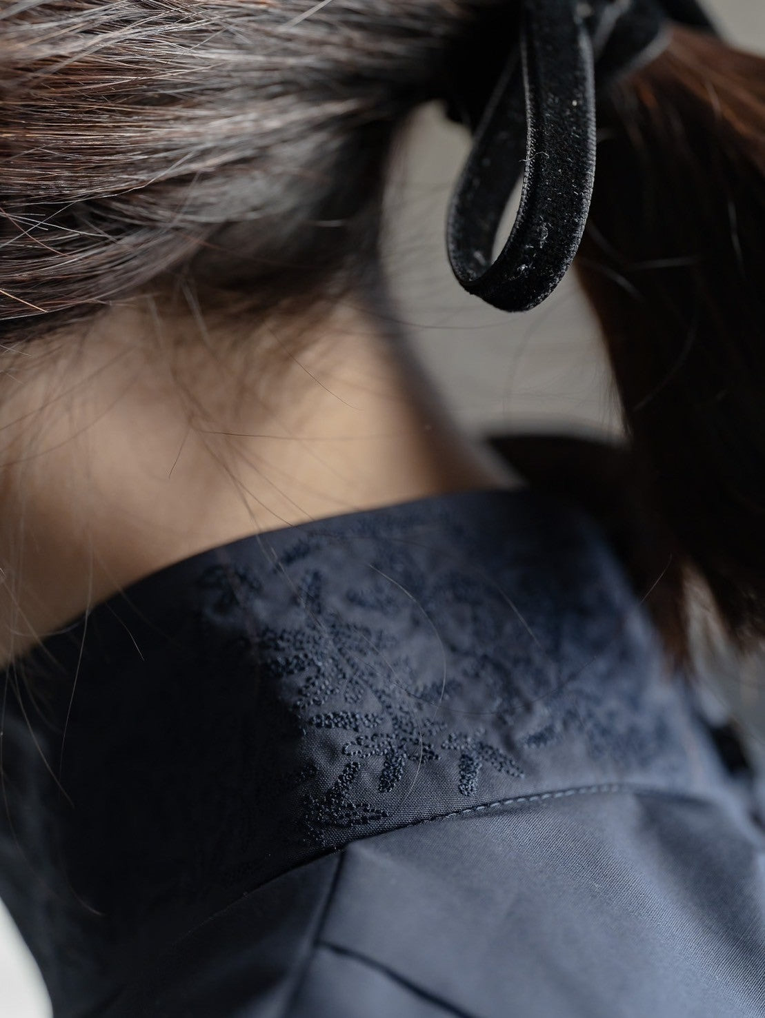 Valentina / blooming embroidery blouse (NAVY×NAVY / WHITE×SMORKY BLUE)