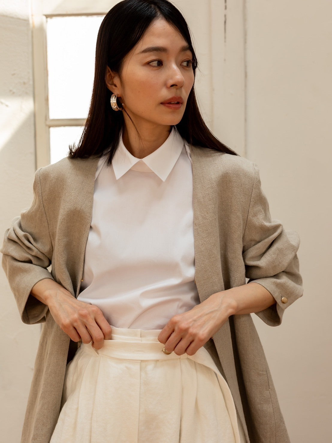 Patricia / floating linen jacket (sand/carbon)