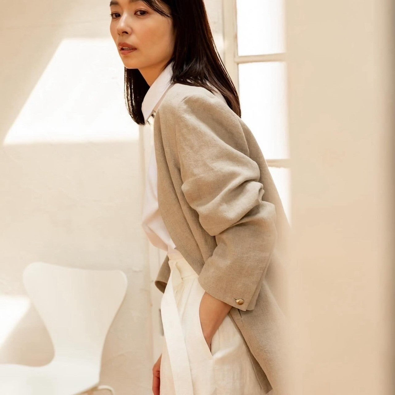 Patricia / floating linen jacket (sand/carbon)