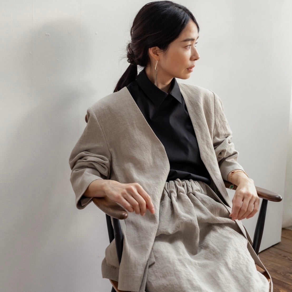 Patricia / floating linen jacket (sand/carbon)