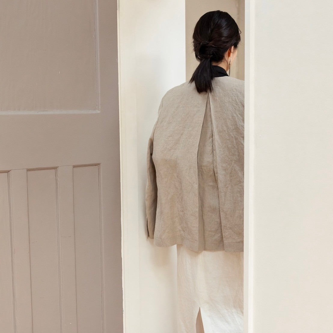 Patricia / floating linen jacket (sand/carbon)