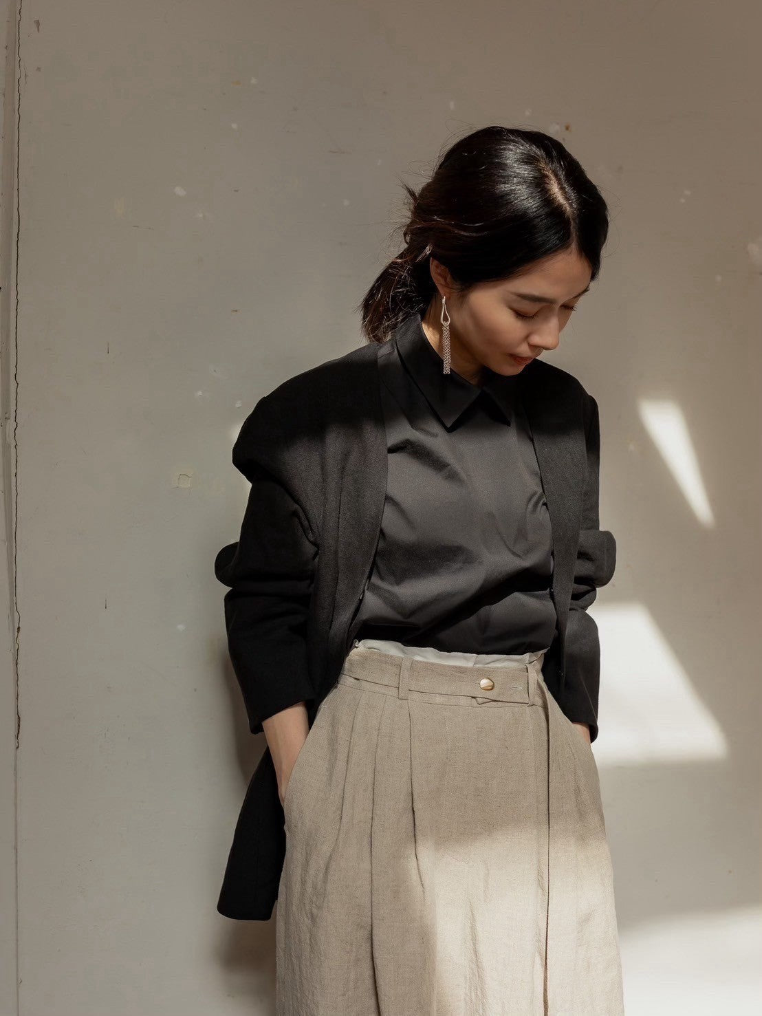 Patricia / floating linen jacket (sand/carbon)