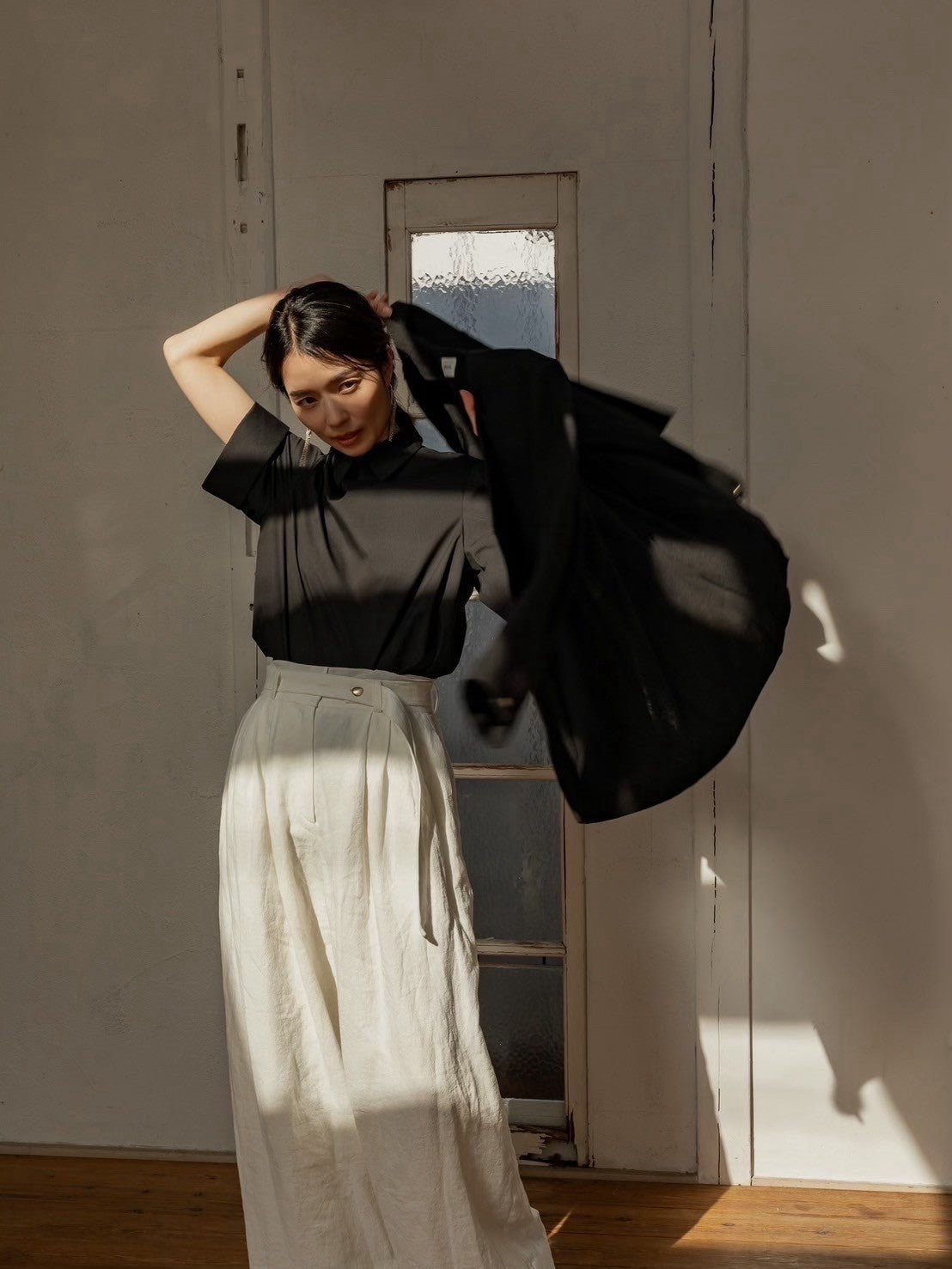 Patricia / floating linen jacket (sand/carbon)