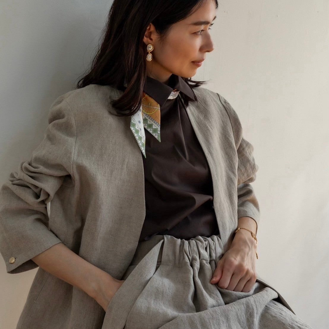 Patricia / floating linen jacket (sand/carbon)