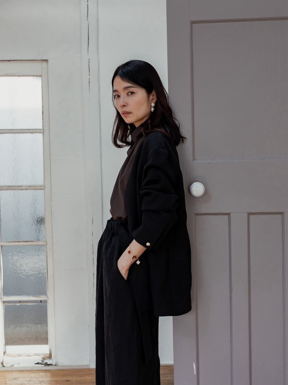 Patricia / floating linen jacket (sand/carbon)