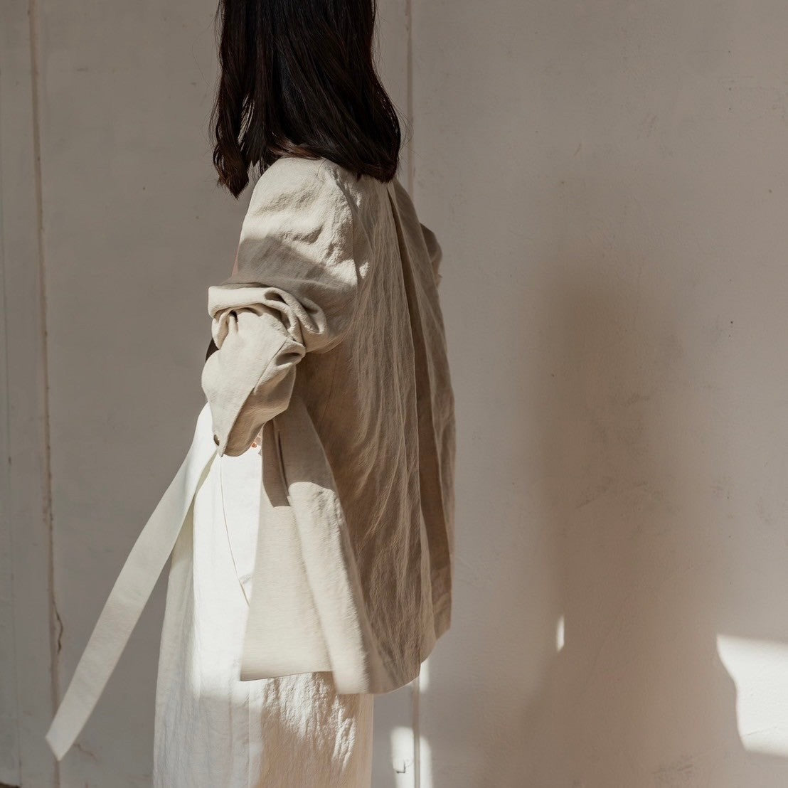 Patricia / floating linen jacket (sand/carbon)