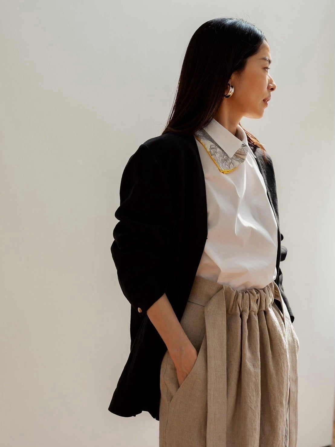 Patricia / floating linen jacket (sand/carbon)