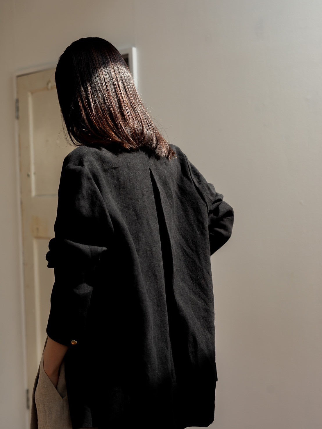 Patricia / floating linen jacket (sand/carbon)