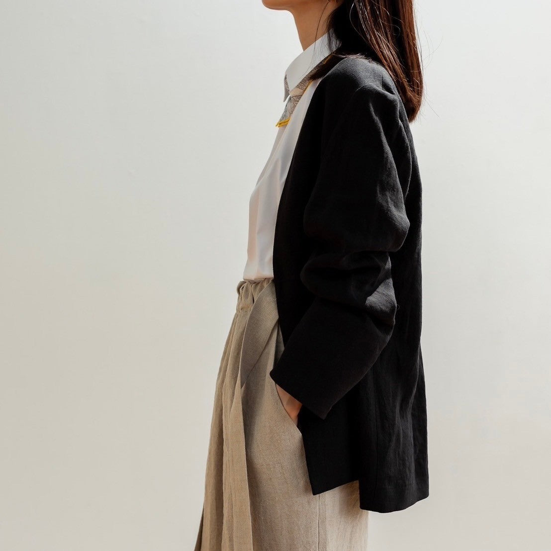 Patricia / floating linen jacket (sand/carbon)