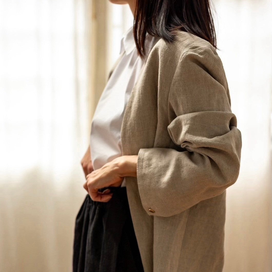 Patricia / floating linen jacket (sand/carbon)