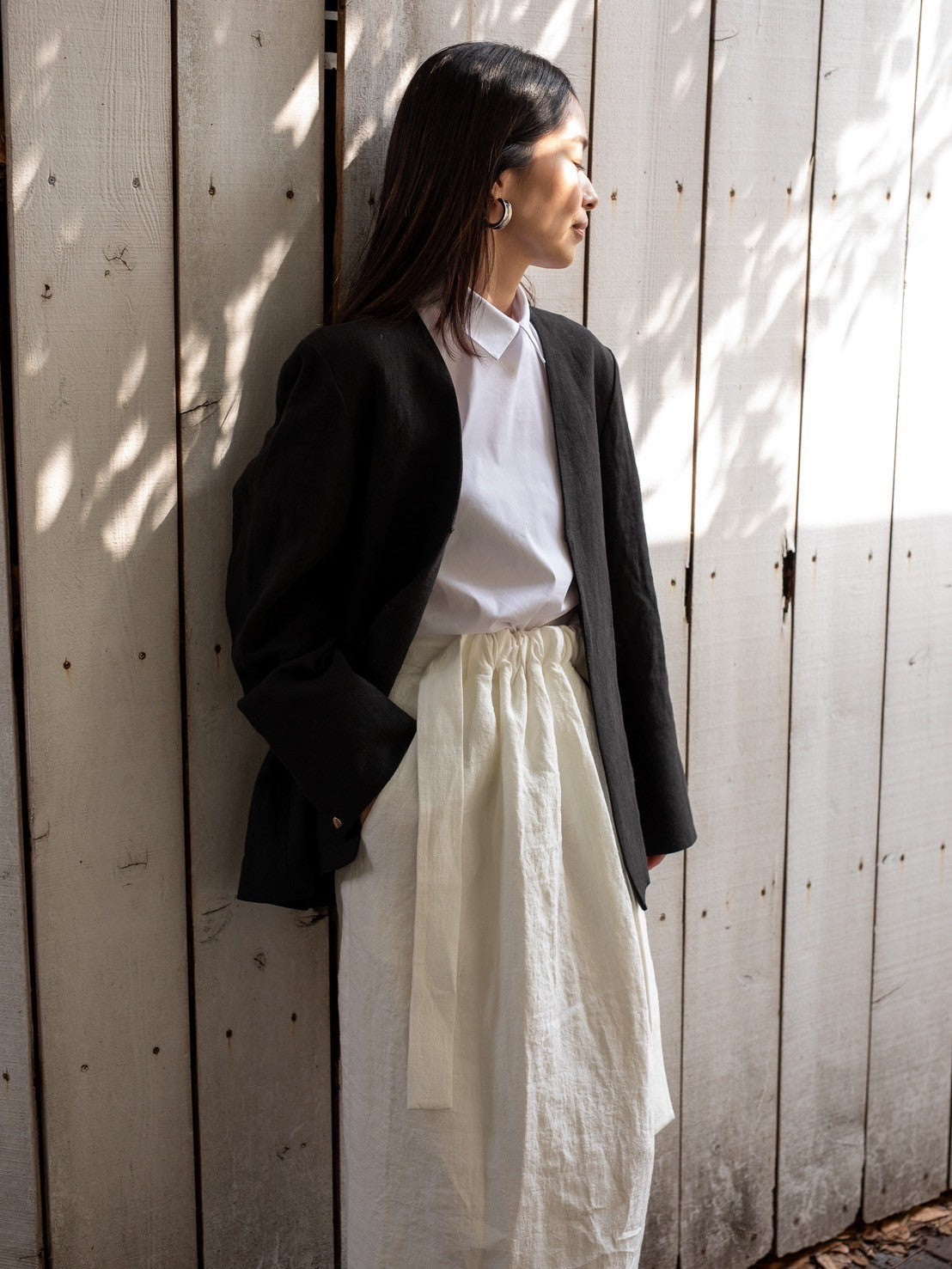 Patricia / floating linen jacket (sand/carbon)