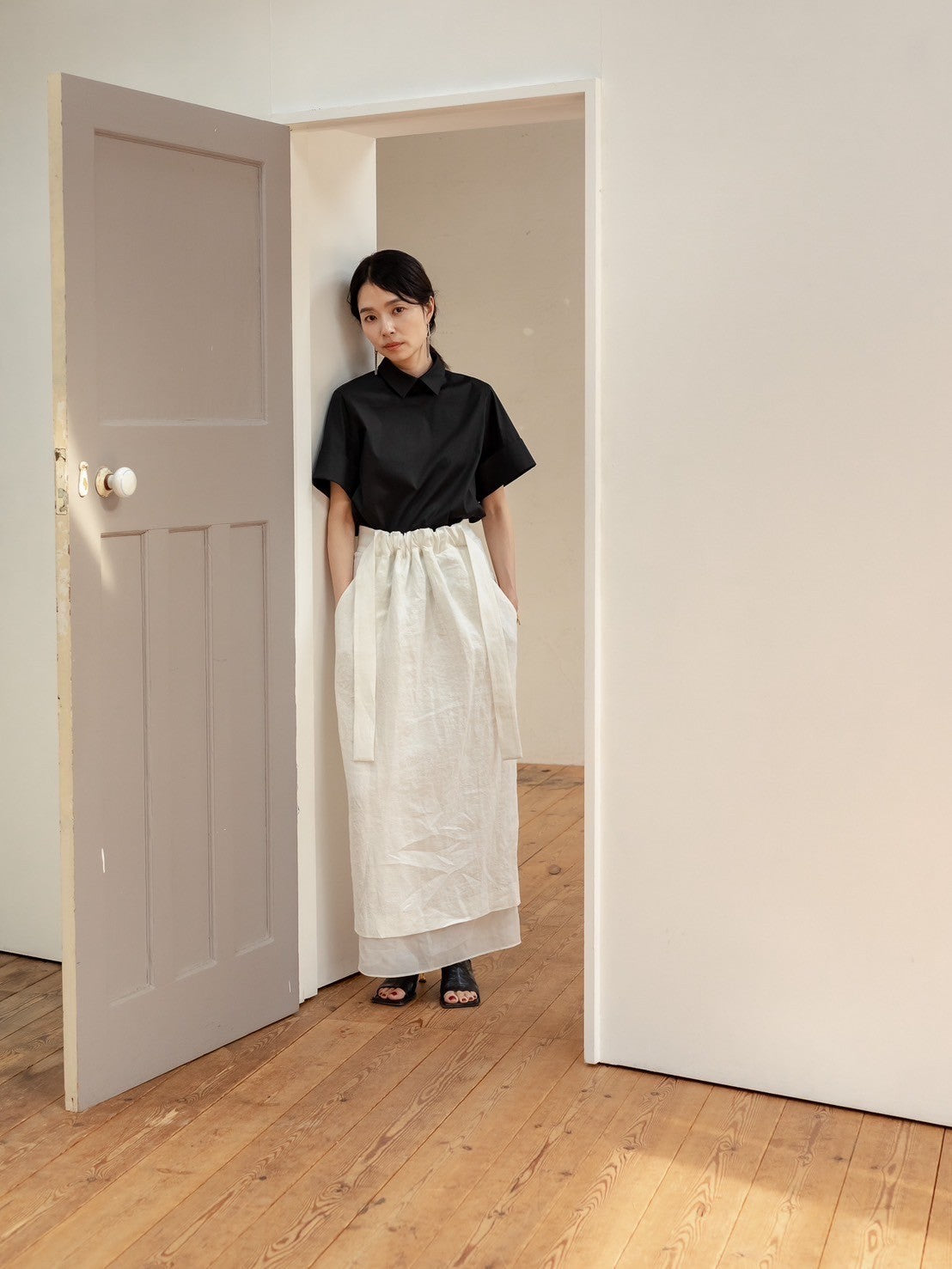 Nina / squeeze linen skirt (sand/carbon/cloud)