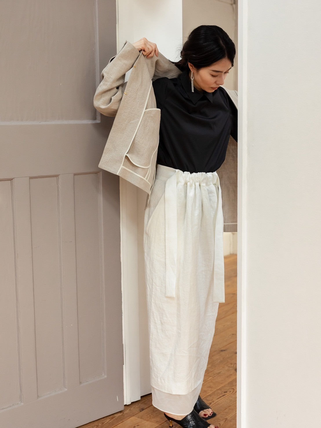 Nina / squeeze linen skirt (sand/carbon/cloud)