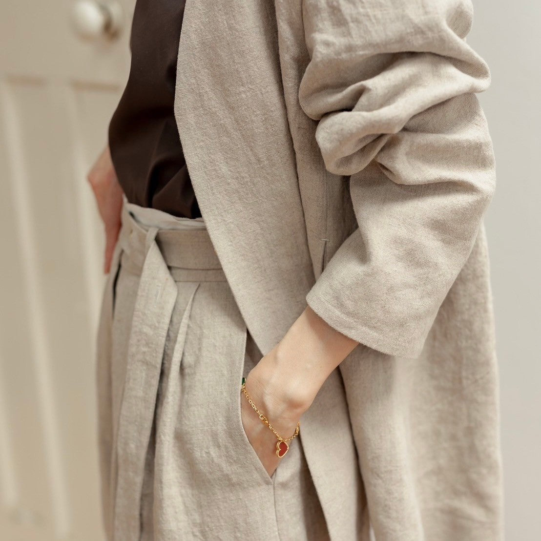 Patricia / floating linen jacket (sand/carbon)