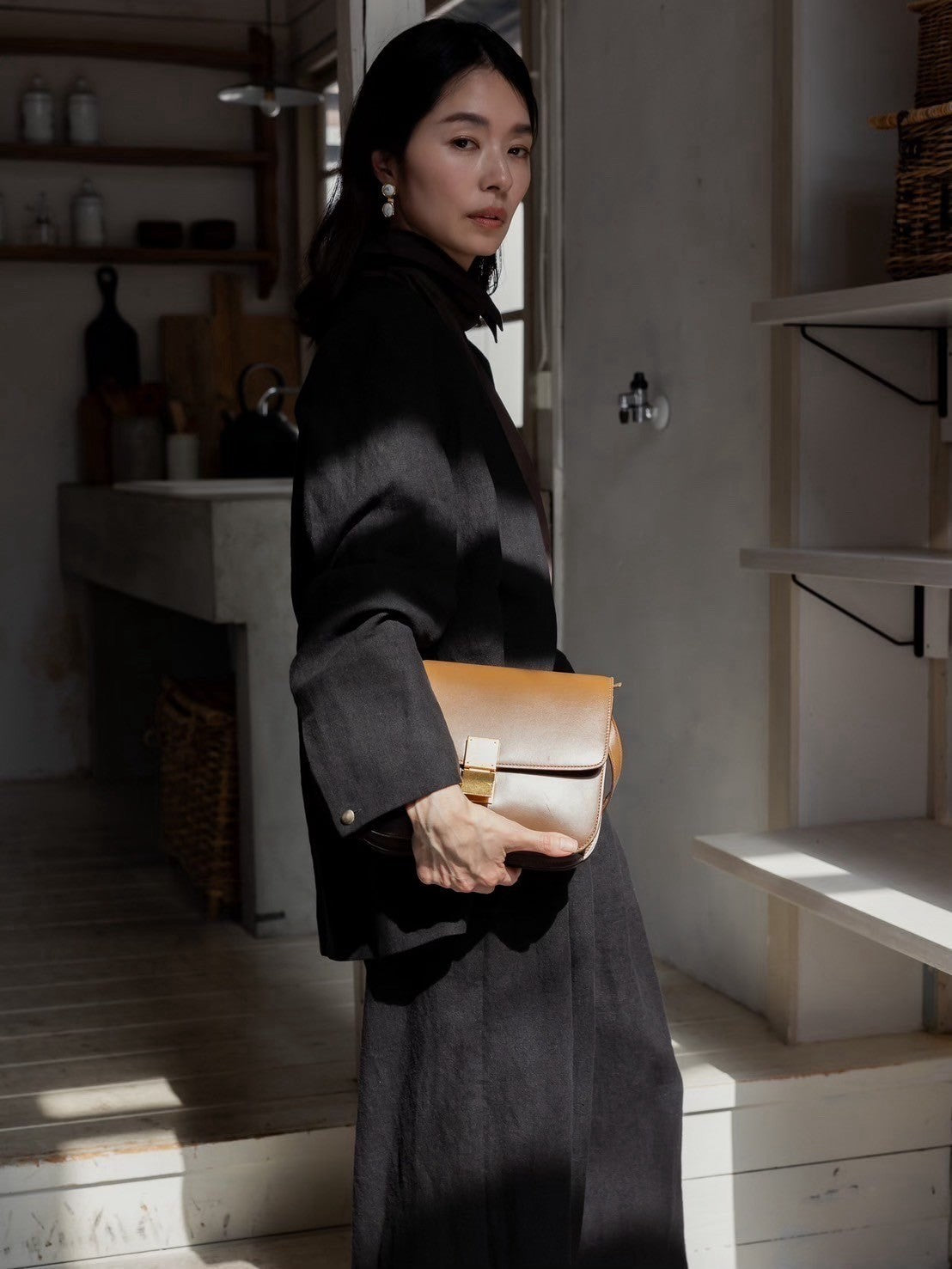 Patricia / floating linen jacket (sand/carbon)