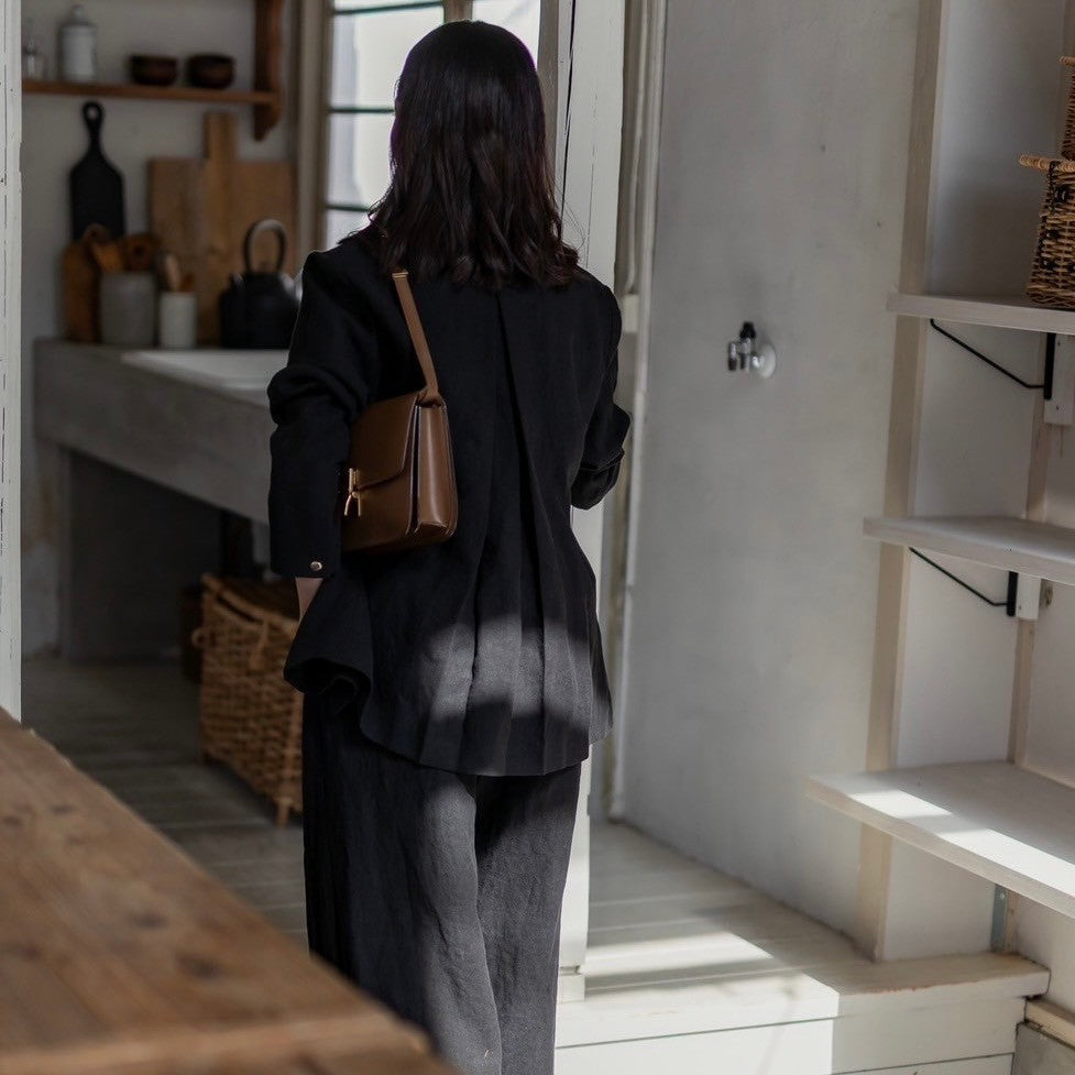 Patricia / floating linen jacket (sand/carbon)