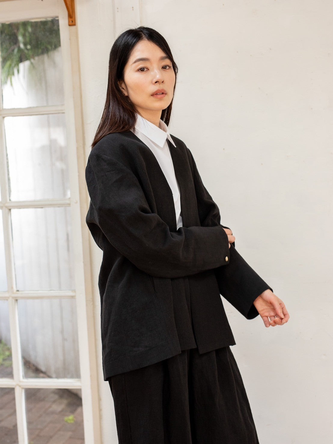Patricia / floating linen jacket (sand/carbon)