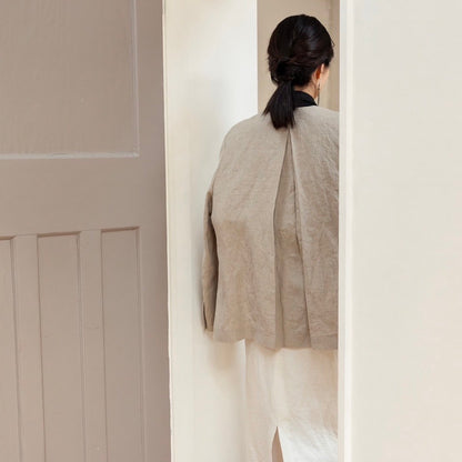 Patricia / floating linen jacket (sand/carbon)